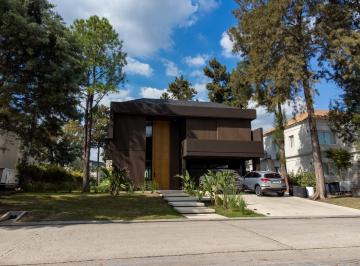Casa · 303m² · 6 Ambientes · 2 Cocheras · Casa en Venta en Saint Thomas Este - Oeste - a Estrenar