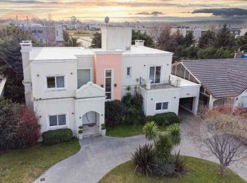 Casa · 300m² · 6 Ambientes · 1 Cochera · Casa 6 Ambientes en Alquiler Brickland Canning
