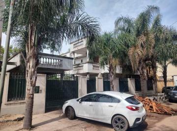 Casa · 350m² · 6 Ambientes · 2 Cocheras · Casa de Dos Plantas con Potencial de Modificación