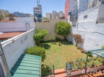 Casa · 290m² · 10 Ambientes · 1 Cochera · Venta Casa en Caballito Norte 10 Ambs. con Jardín.