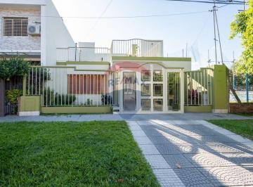 Casa · 250m² · 8 Ambientes · 2 Cocheras · Venta Casa de Categoria en Guadalupe, Defensa 7000