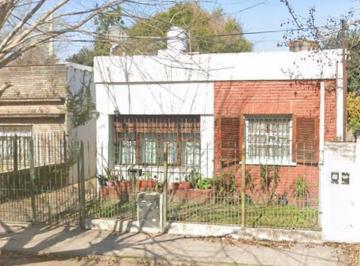 Casa · 301m² · 4 Ambientes · 1 Cochera · Venta Casa 4 Amb Fcio. Varela con Parque y Pileta