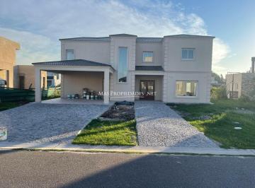 Casa · 220m² · 5 Ambientes · 2 Cocheras · Casa en Venta Barrio El Rebenque 4 Dorm. en Canning