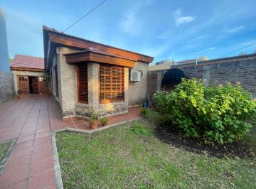 Casa de 4 ambientes, La Plata · Impecable Casa de 2 Dorm. con Jardin y Cochera