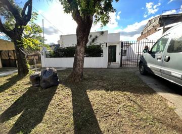 Casa · 110m² · 3 Ambientes · 1 Cochera · En Pablo Podesta Casa Americana de 3 Ambientes Sobre Amplio Lote de Terreno F: 10331