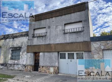 Casa · 65m² · 4 Ambientes · 1 Cochera · Casa 2 Dorm en Alquiler con Cochera