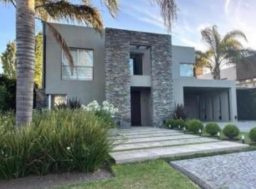 Casa · 330m² · 4 Dormitorios · 2 Cocheras · Casa en Fincas de Iraola 2