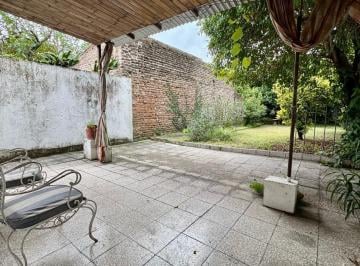 Casa · 90m² · 3 Ambientes · 1 Cochera · Alquiler Casa con Fondo Libre en Banfield Oeste