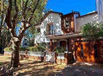 Casa · 236m² · 6 Ambientes · 1 Cochera · Casa en Venta, 2 Plantas, 3 Dorm., Jardín y Cochera - Vicente López