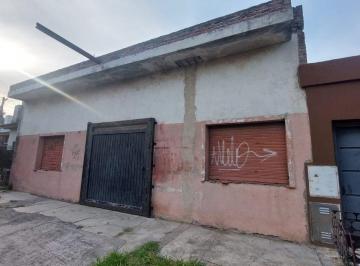 Bodega-Galpón · 83m² · Venta Galpon Techo de Loza y Porton Corredizo