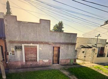 Casa · 80m² · 4 Ambientes · 1 Cochera · Casa Estilo Antigua Ideal Para Reciclar
