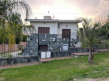 Casa · 300m² · 8 Ambientes · 4 Cocheras · Venta Casa, 3 Dorm., 2 Departamentos. Villa del Lago. Carlos Paz