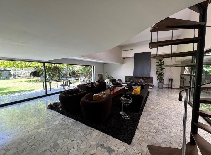 Casa · 700m² · 6 Ambientes · 10 Cocheras