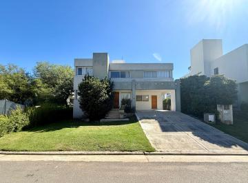 Casa de 6 ambientes, La Calera · Casa de 5 Dorm. con Pileta en Alto Warcalde – a 50 m de La Guardia