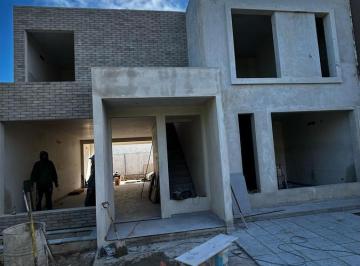 Casa · 155m² · 6 Ambientes · 2 Cocheras · Casa en Venta Miradores de Manantiales. Junio 2025