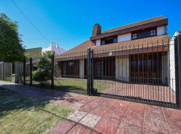 Casa · 232m² · 5 Ambientes · 3 Cocheras · Venta Casa 5 Ambientes, con Gran Parque y Garaje