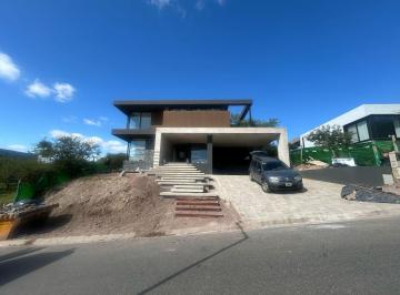 Casa · 578m² · 8 Ambientes · 2 Cocheras · Casa en Venta Barrio Privado La Pankana