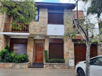 Casa · 307m² · 6 Ambientes · 2 Cocheras · Casa en Excelente Estado. 2 Plantas