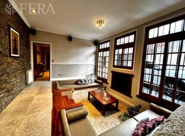 Casa · 220m² · 5 Ambientes · 1 Cochera · Venta de Casa de 5 Ambientes con Cochera y Quincho en Wilde