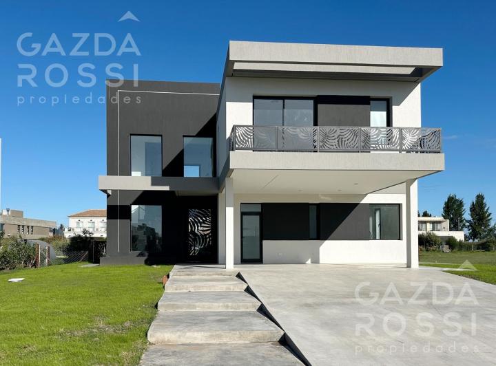 Casa · 195m² · 6 Ambientes · 2 Cocheras
