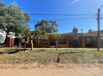 Casa · 150m² · 4 Ambientes · 1 Cochera · Excelente Casa en Lote Propio de 600 m², Todos Los Servicios!