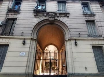 Departamento · 79m² · 3 Ambientes · Departamento Edificio Historico P. Patricios Tres Amb Reciclado