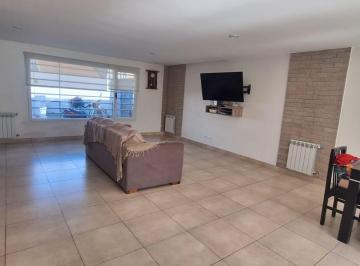 Casa · 200m² · 4 Ambientes · 3 Cocheras · Excelente Chalet de Corte Moderno con Pileta.