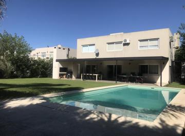 Casa · 355m² · 7 Ambientes · 2 Cocheras · D. Esteche Realty
