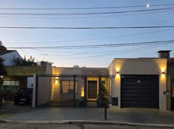 Casa de 3 ambientes, Morón · Casa de 3 Ambientes Reciclada con Cochera Doble, Jardín y Piscina en Haedo Norte