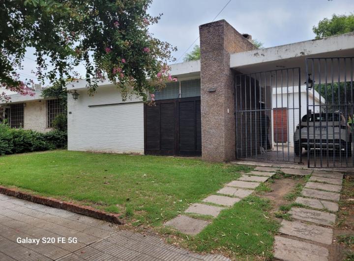 Casa · 219m² · 8 Ambientes · 3 Cocheras
