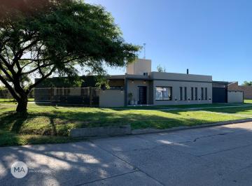 Casa · 136m² · 4 Ambientes · 2 Cocheras · Casa 3 Dorm., 2 Baños y Jardín con Piscina - El Mortero y Calle 4 - Cantegril Funes