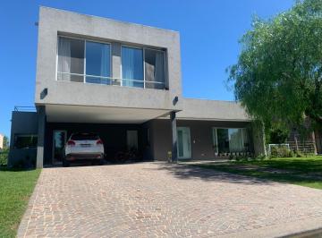 Casa · 290m² · 4 Ambientes · 2 Cocheras · Casa en Lote Central Barrio San Matias, Escobar