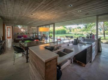 Casa · 214m² · 5 Ambientes · 2 Cocheras · Casa en Venta en El Barrio El Rodeo Desarrollada en Una Planta con Tres Dorm. y Gran Parque