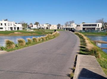 Terreno , Berazategui · Lote en Venta a La Laguna | Greenville Polo & Resort