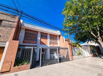 Casa · 400m² · 5 Ambientes · 3 Cocheras · Casa en Venta de 4 Dorm. - Rosario