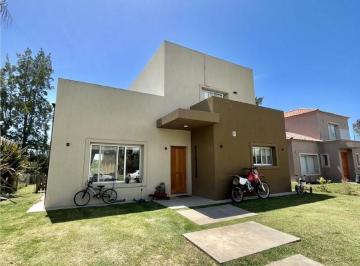 Casa · 142m² · 4 Ambientes · 1 Cochera · Casa en Venta con 3 Dorm., Patio con Galería y Pileta - Country El Bosque, Campana