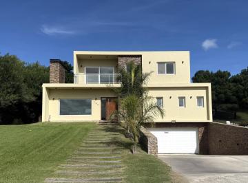 Casa · 270m² · 5 Ambientes · 2 Cocheras · Casa en Alquiler Temporal Barrio Ecuestre, Costa Esmeralda.