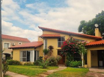 Casa · 400m² · 8 Ambientes · 2 Cocheras · Casa en Venta con Pileta B° Privado Guaymallen