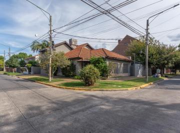 Casa · 315m² · 7 Ambientes · 4 Cocheras · Casa en Venta en Olivos, 4 Dorm., Jardín, Actualizada.