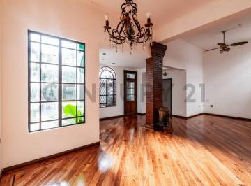 Casa · 217m² · 6 Ambientes · 1 Cochera · Hermosa Casade 6 Ambientes en El Barrio de Caballito
