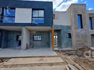 Casa · 140m² · 5 Ambientes · 2 Cocheras · Venta Duplex de 3 Dor! 1 Dor en Planta Baja! con Pileta!