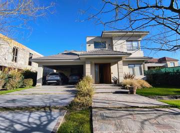 Casa · 250m² · 7 Ambientes · 2 Cocheras · Casa en Venta - Barrio Privado Los Teros