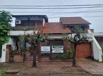 Casa de 4 ambientes, Hurlingham · Chalet de Categoría en Venta 4 Ambientes Apto Credito Hipotecario, Parque Johnston, Hurlingham