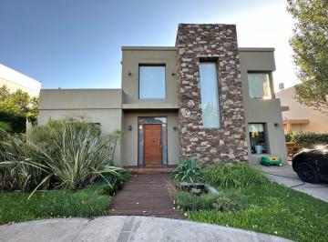 Casa · 190m² · 5 Ambientes · 4 Cocheras · Casa en Barrio Cerrado Altos del Sol
