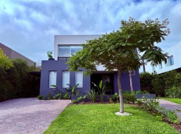 Casa · 210m² · 3 Dormitorios · 2 Cocheras · Casa en Alquiler con Muebles en Castaños