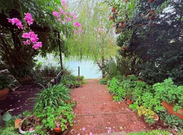 Casa · 138m² · 3 Dormitorios · 2 Cocheras · Casa en Venta con Jardín Sobre El Lago