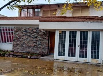 Casa · 219m² · 5 Ambientes · 1 Cochera · Casa en Venta Dos Pisos Sexta Sección