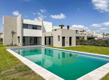 Casa · 250m² · 5 Ambientes · 2 Cocheras · Venta de Casa 5 Amb. con Pileta en Terralagos