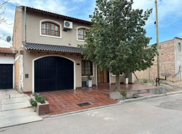 Casa · 217m² · 8 Ambientes · 2 Cocheras · Venta de Casa B" Solares de Urquiza II Guaymallén
