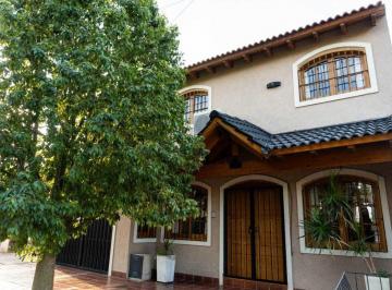 Casa · 217m² · 8 Ambientes · 2 Cocheras · Venta de Casa B" Solares de Urquiza II Guaymallén
